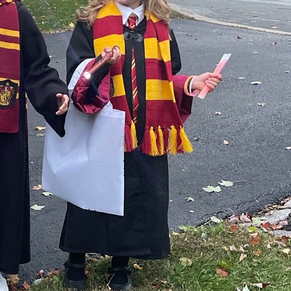 Hermione Granger Deluxe Child Costume - Black and Red. Scarf included - Picture 3 of 3